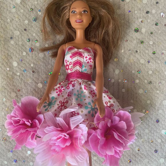 Set of Two Barbie Dolls with Change of Evening Gowns - Picture 4 of 7